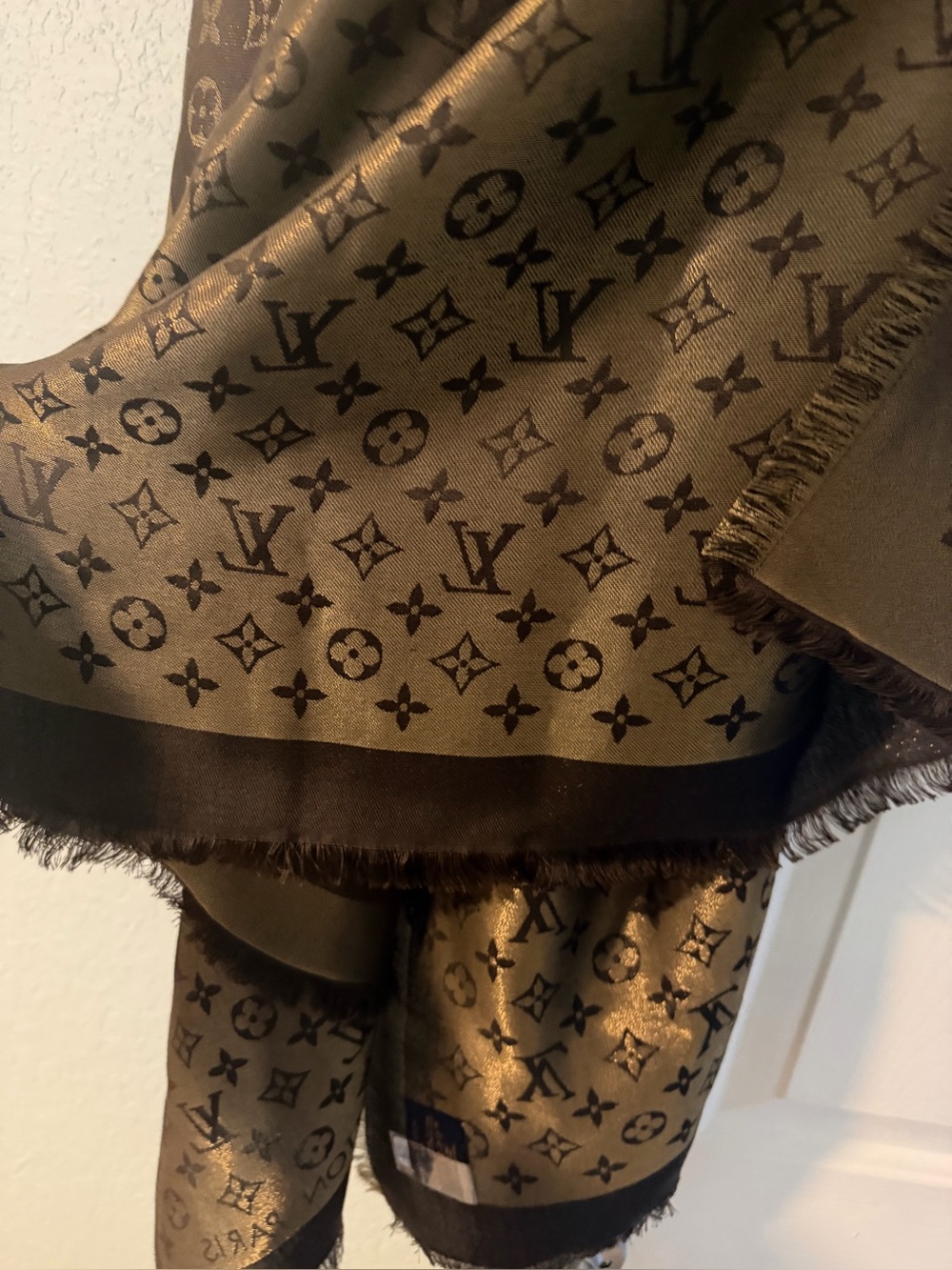 Louis Vuitton Shine Silk Stole - Picture 4 of 6